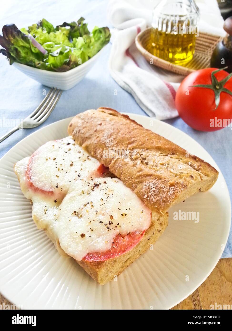 Mozzarella auf Vollkorn-Baguette-Sandwich zu schmelzen Stockfoto