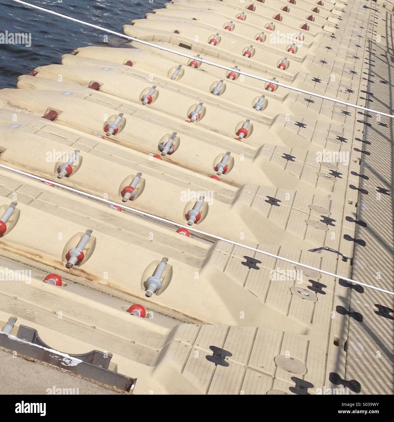 Marina Symmetrie: lange Beton Dock für Jet-Skis Stockfoto