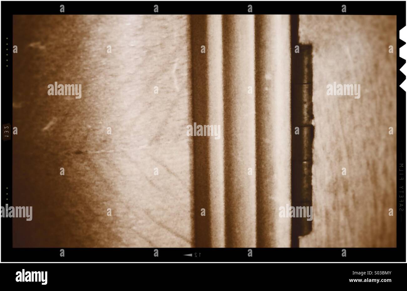 Detail des Designs auf 50er Jahre Retro-Holzschrank - Smartphone-aufgenommenes Stockfoto