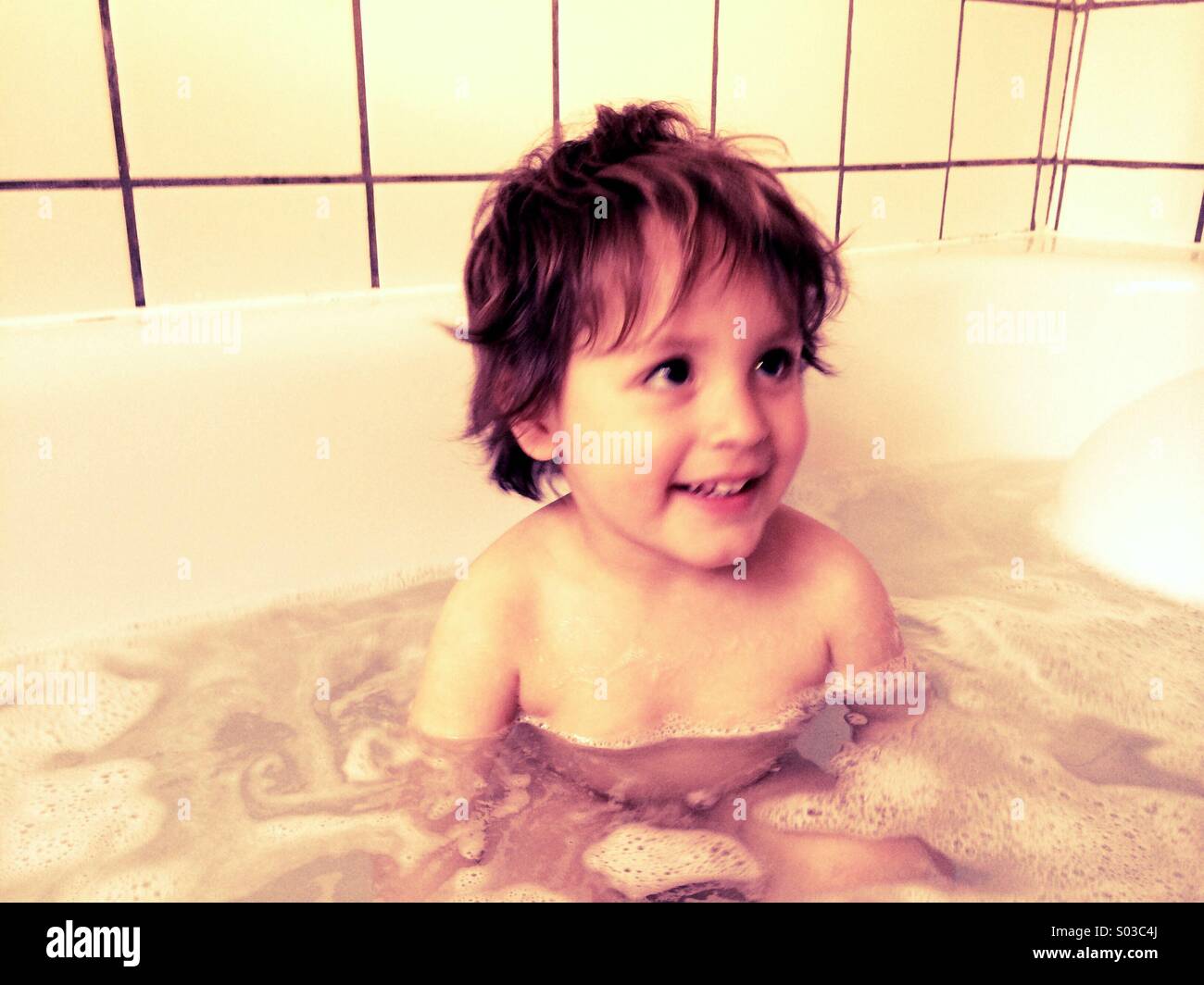 Zwei Jahre alten Jungen genießen Badezeit Stockfoto