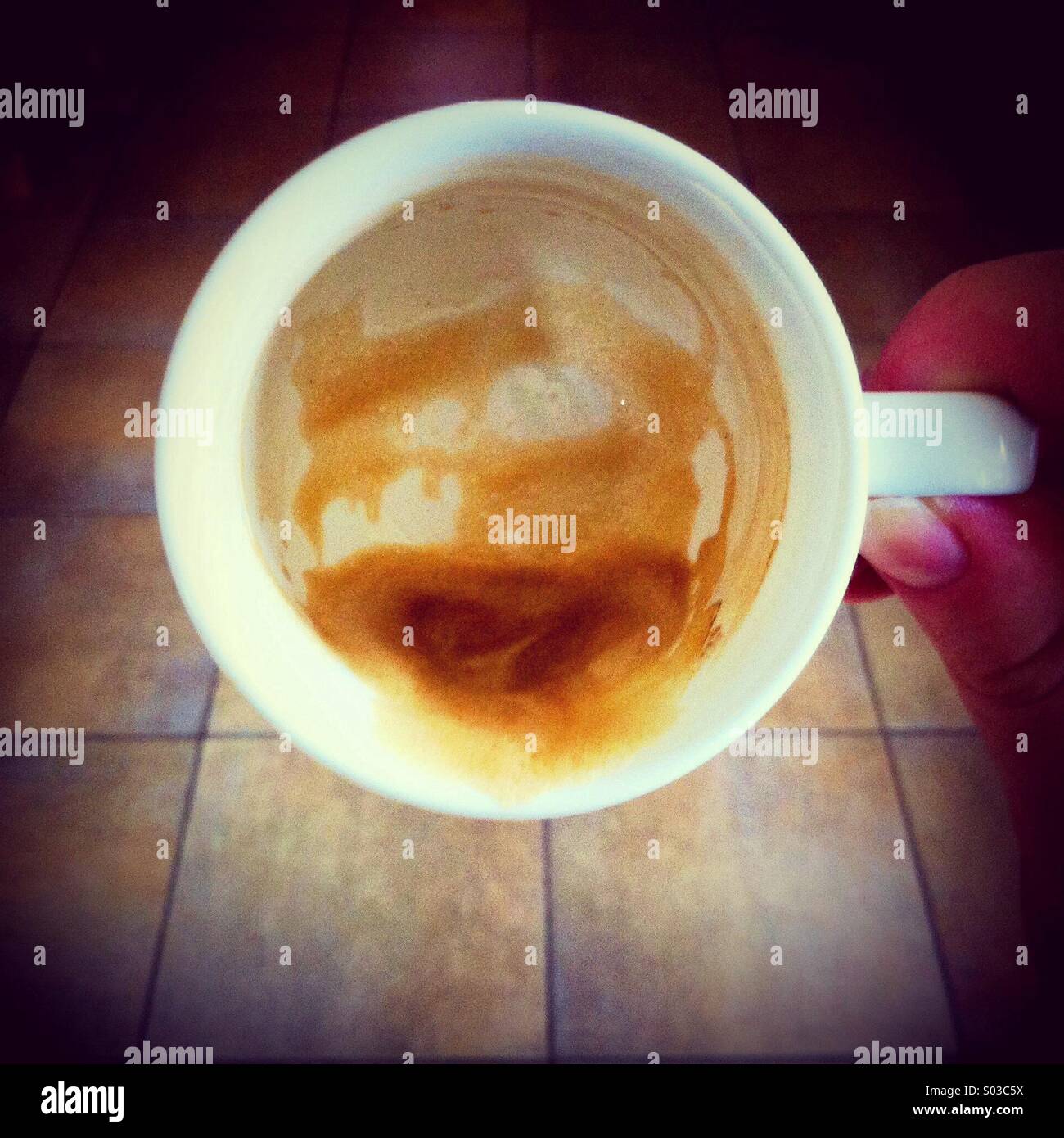 Letzte Überreste von Kaffee aus einer Espressotasse Stockfoto