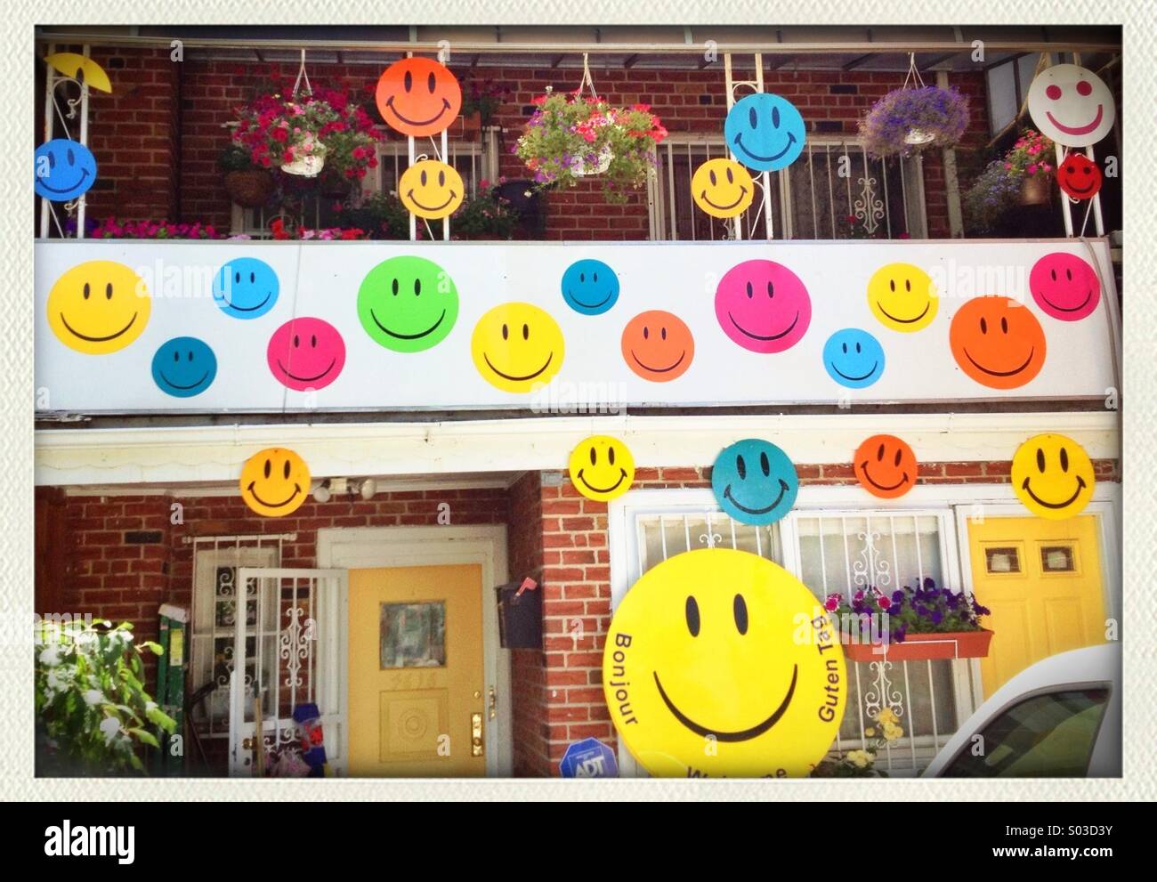 Vorderseite des Hauses mit "Smileys" bedeckt. Stockfoto