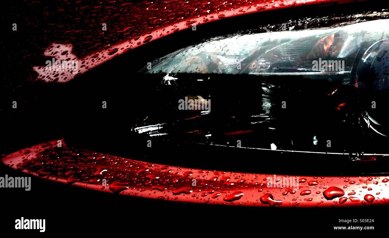 Autoscheinwerfer im Regen - Smartphone-aufgenommenes Stockfoto