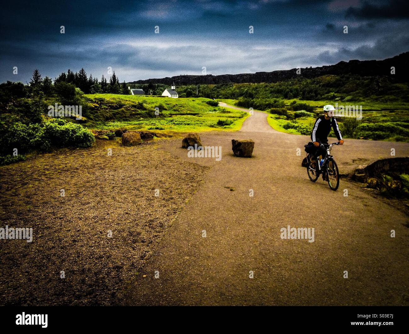Ein Mann, Radfahren in der Natur in Island - Smartphone-aufgenommenes Stockfoto