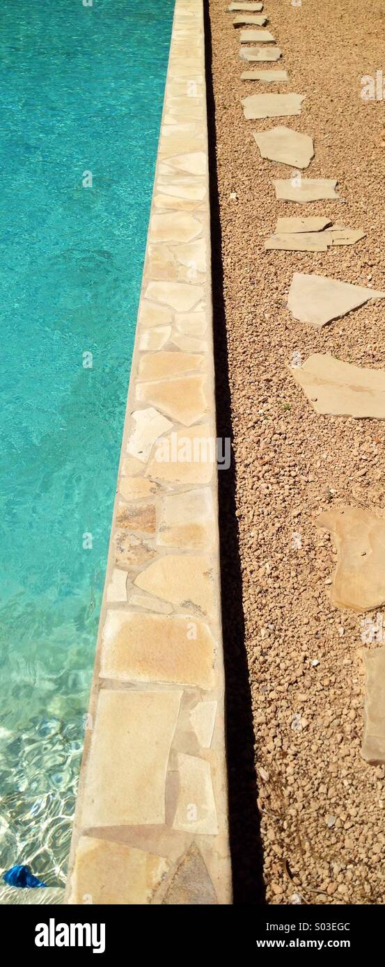 Azurblauen Wasser mit Sandstein Farbe Trittsteine Stockfoto