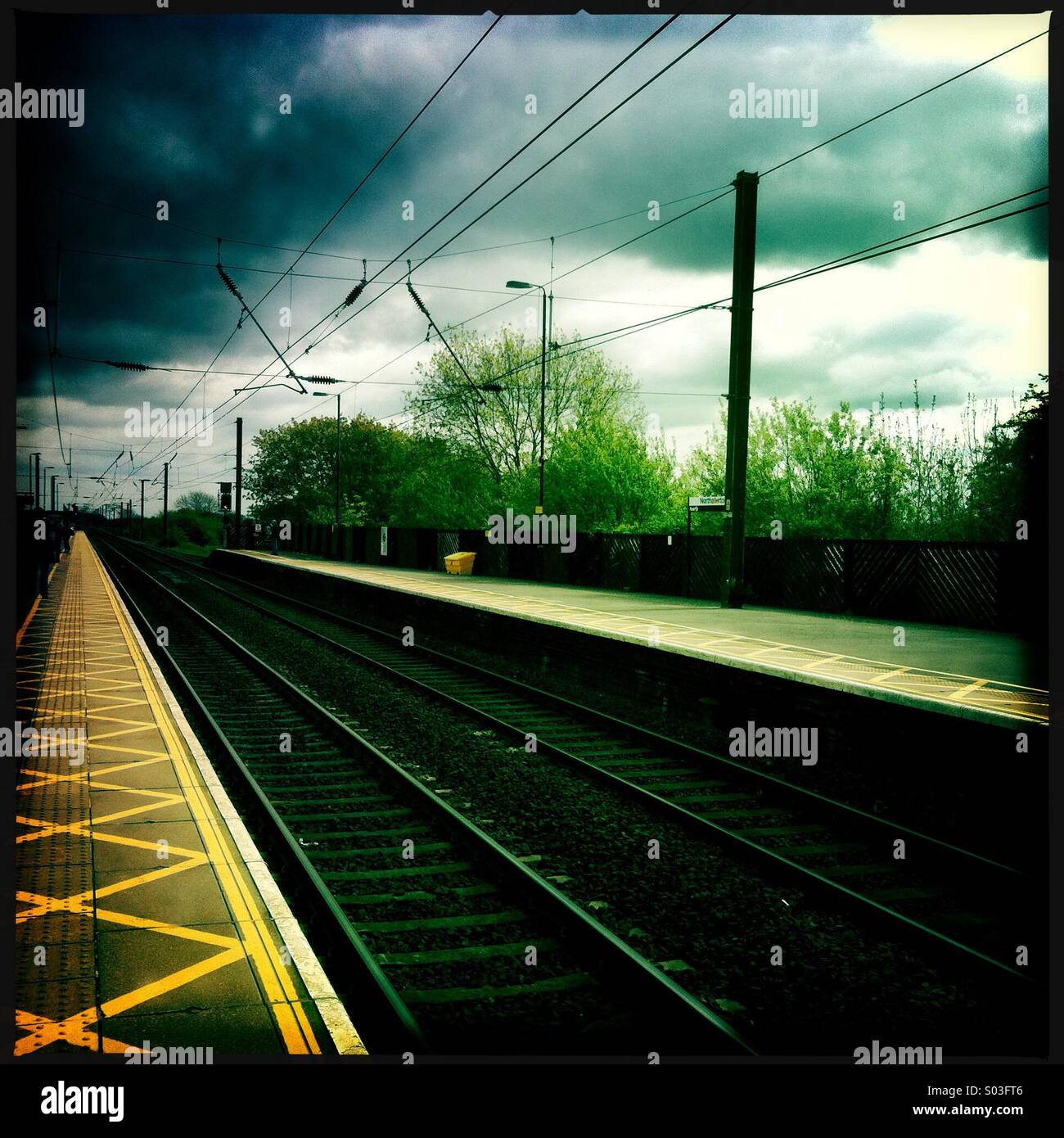 East Coast Main Line Eisenbahn am Bahnhof Northallerton, Yorkshire, Großbritannien - Smartphone-aufgenommenes Stockfoto