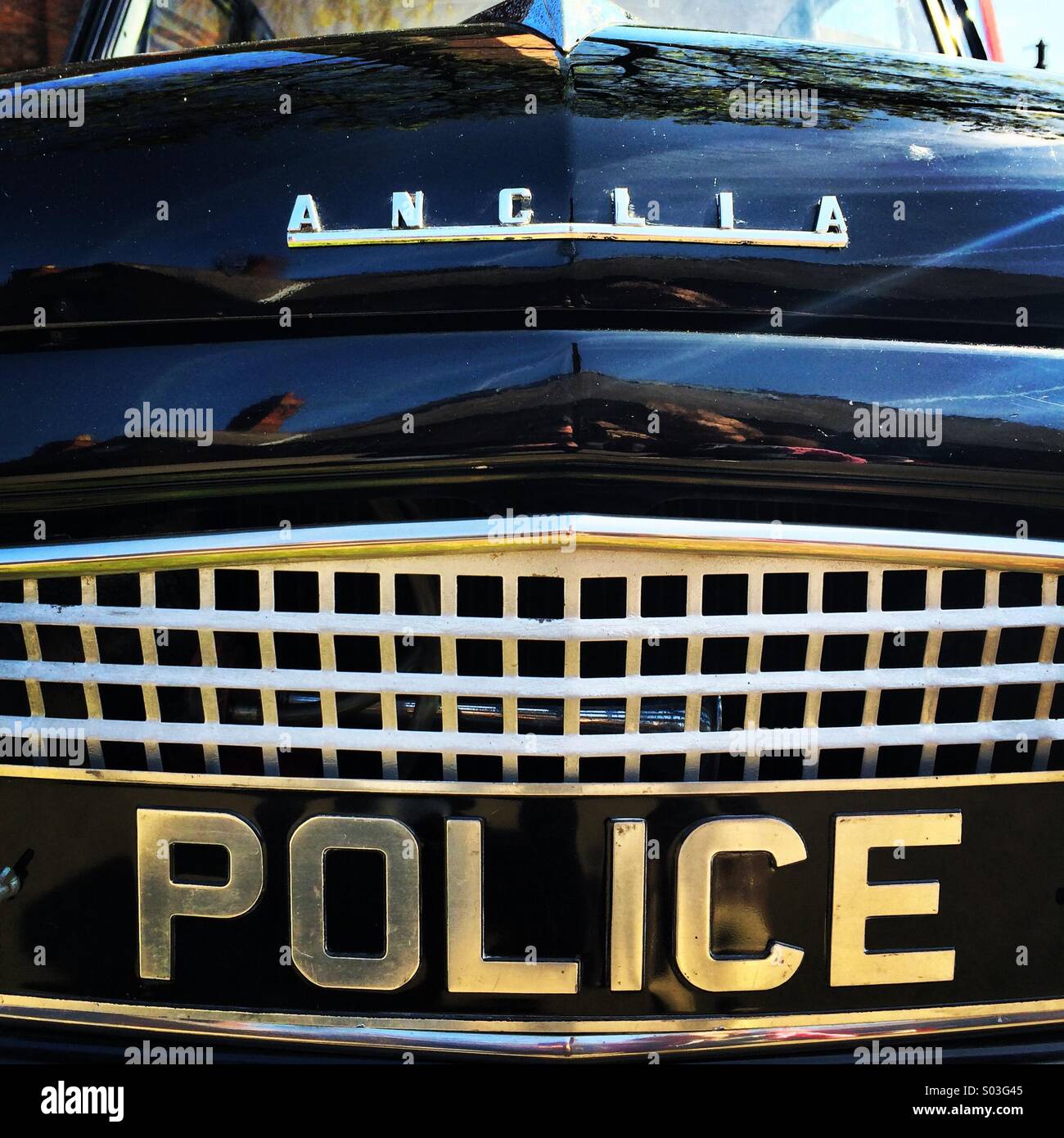 50er Jahre restauriert Ford Anglia Polizeiauto. - Smartphone-aufgenommenes Stockfoto