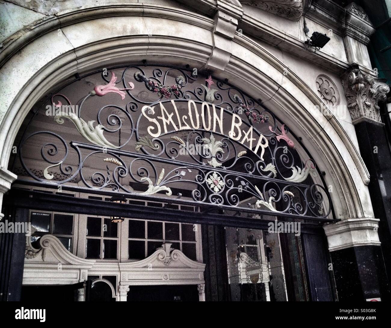 Saloon Bar Schmiedeeisen viktorianischen Pub Schild, London, UK. Stockfoto