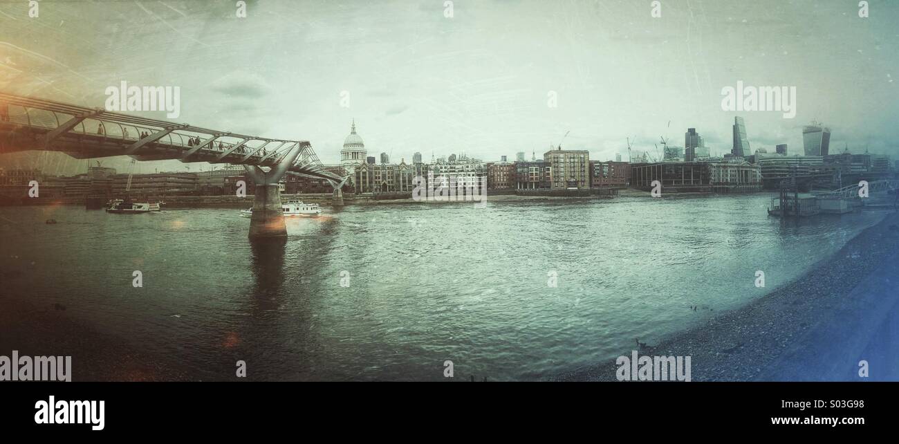 Panorama-Foto von Themse, Millennium Bridge, St. Pauls Cathedral und Bankenviertel, London. - Smartphone-aufgenommenes Stockfoto