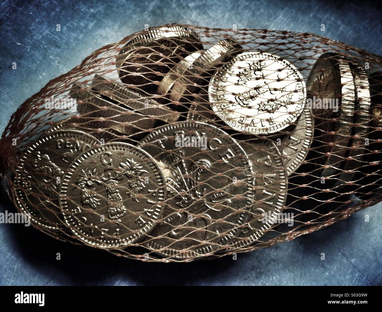 Schokoladen-Münzen in einem Netz - Smartphone-aufgenommenes Stockfoto