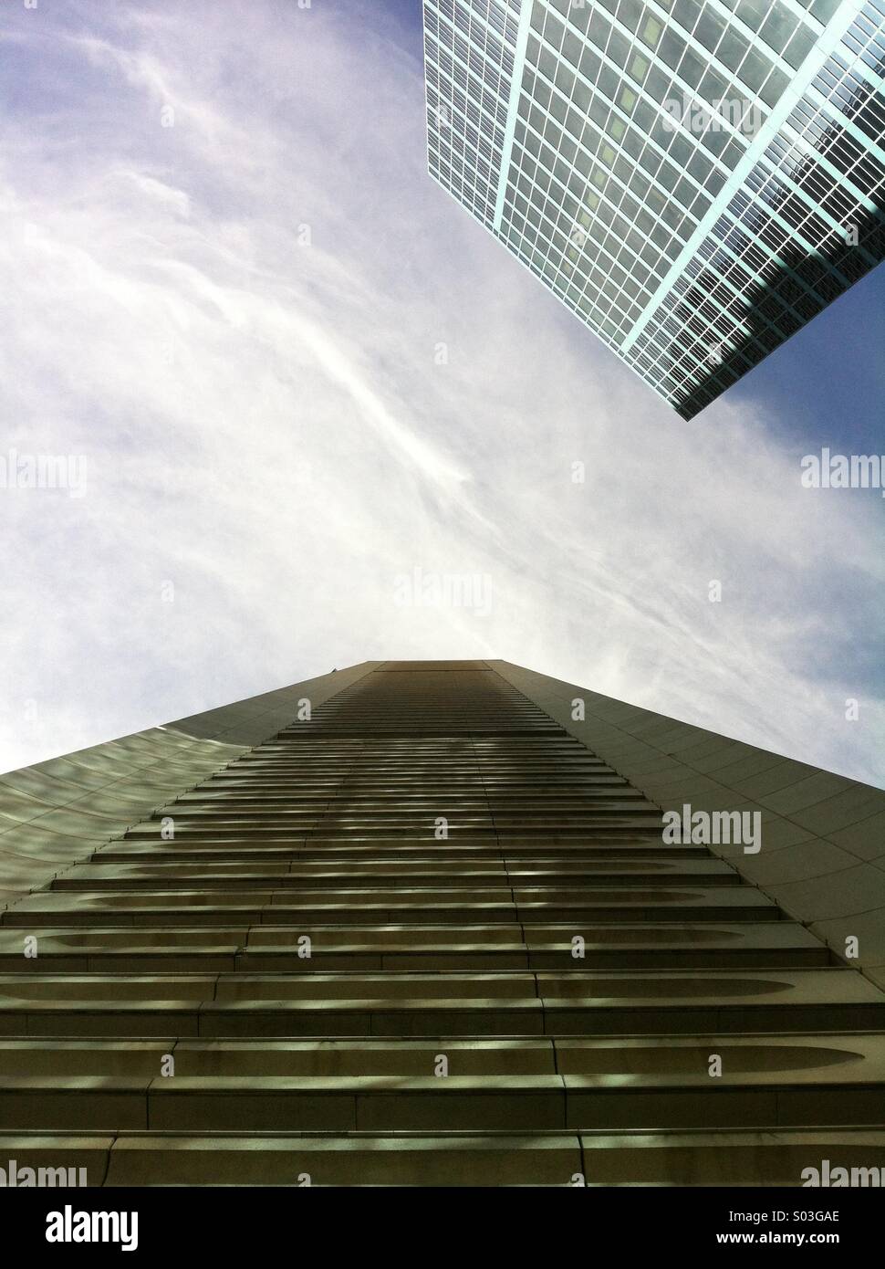 Nach oben zum Himmel bei zwei Wolkenkratzer in Sydney Stockfoto