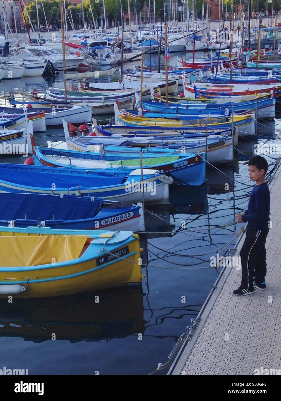Angeln an der Pier im alten Hafen von Nizza. - Smartphone-aufgenommenes Stockfoto