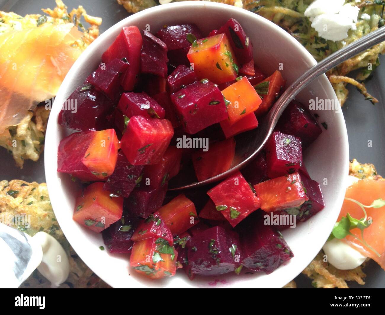 Orange und rote Beete Salat Stockfoto