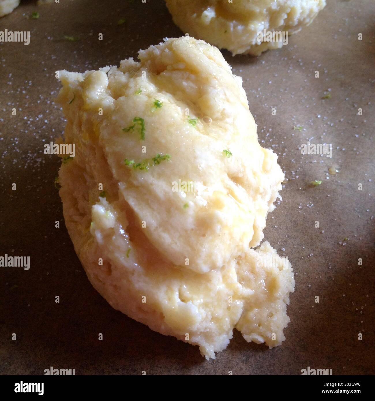 Eine Kugel Zitrone Zest scone Stockfoto