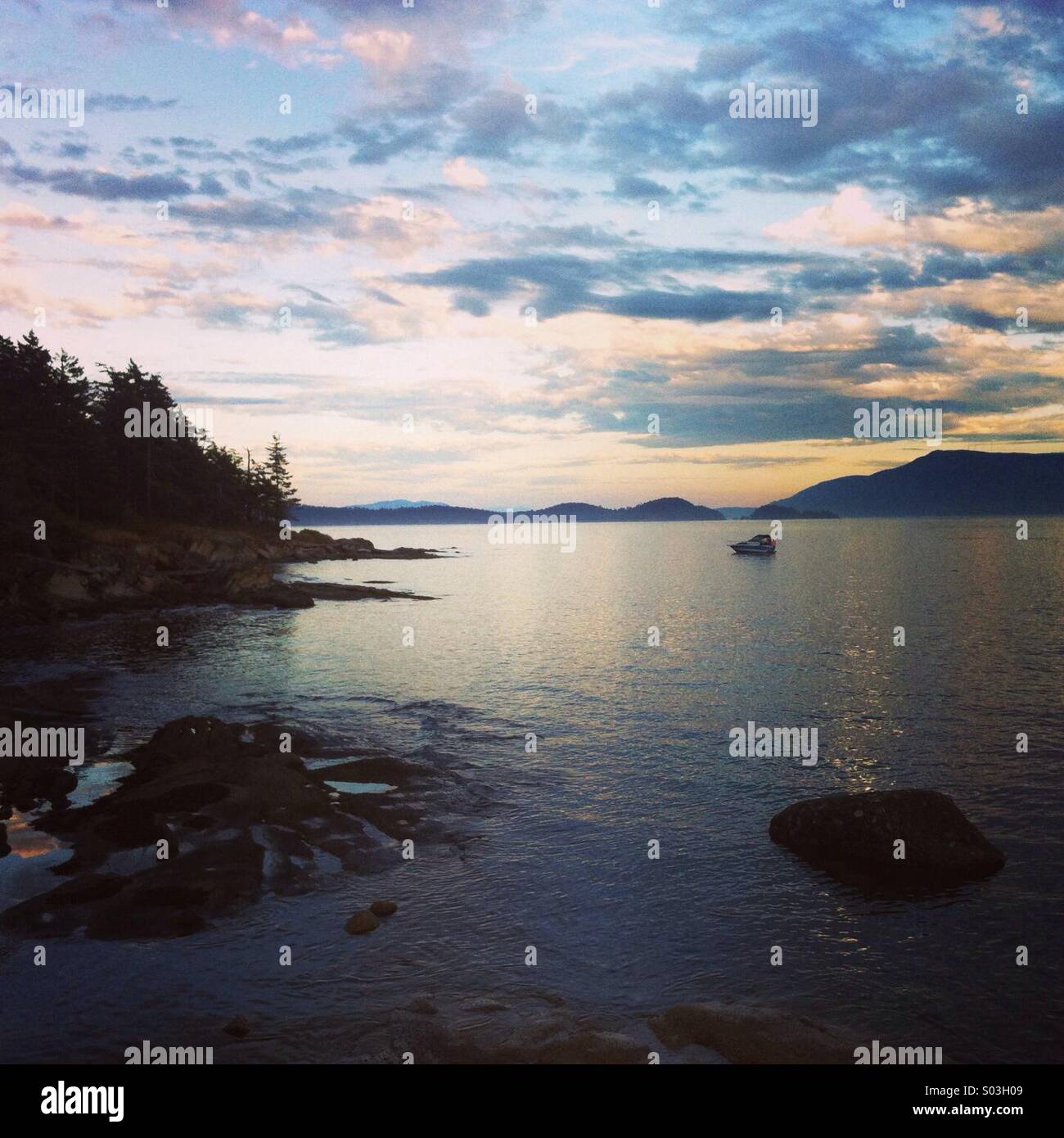 Sonnenuntergang auf Patos Insel mit Sucia Insel und Orcas Island in der Ferne, San Juan Islands, Washington Stockfoto