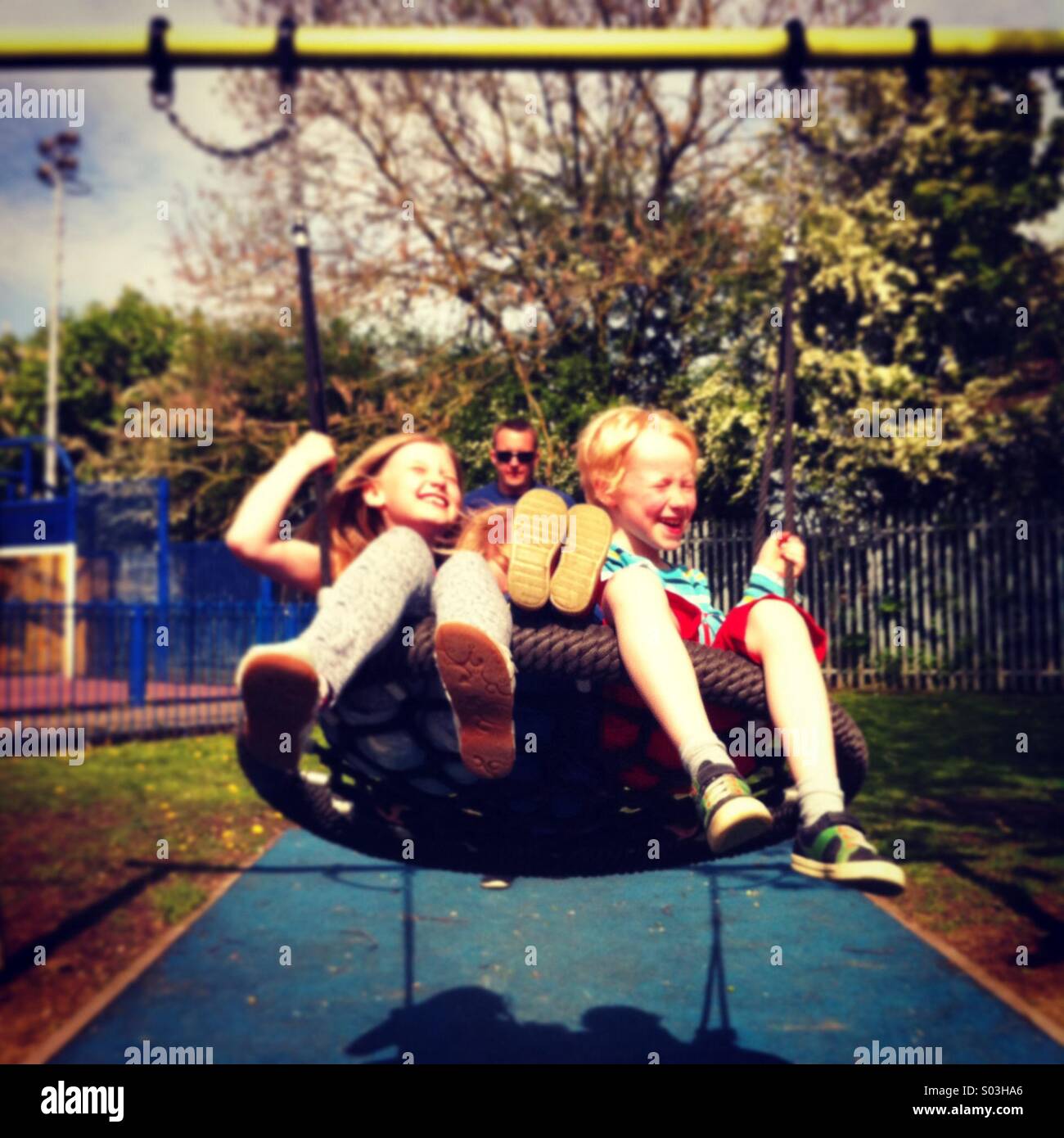 Kinder Auf Einem Spielplatz Stockfotos und -bilder Kaufen - Alamy