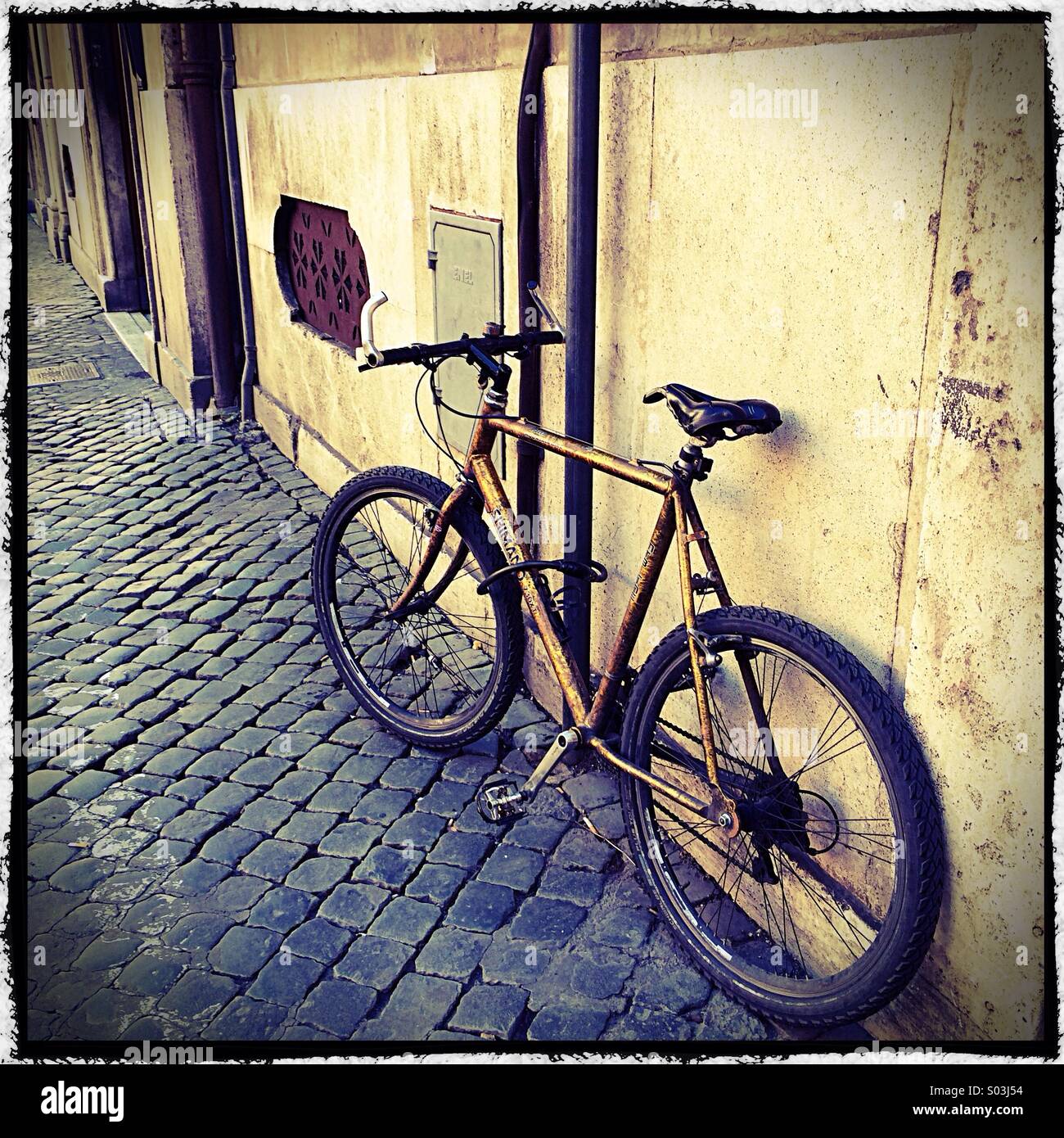 Fahrrad an einer Nebenstrasse, Rom Italien Stockfoto