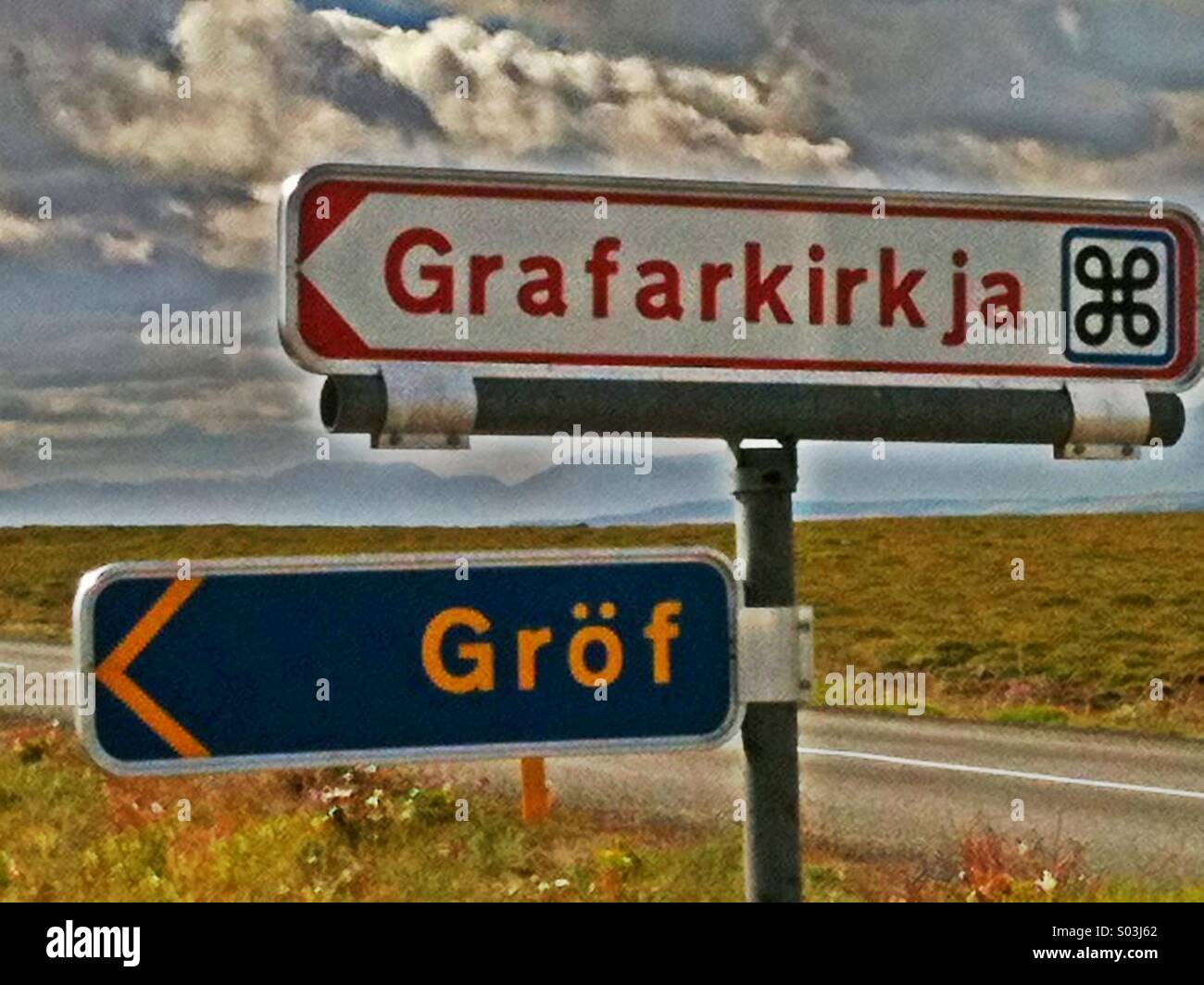 Verkehrszeichen auf Grafarkirkja Kirche in der Nähe von Grof Island Stockfoto