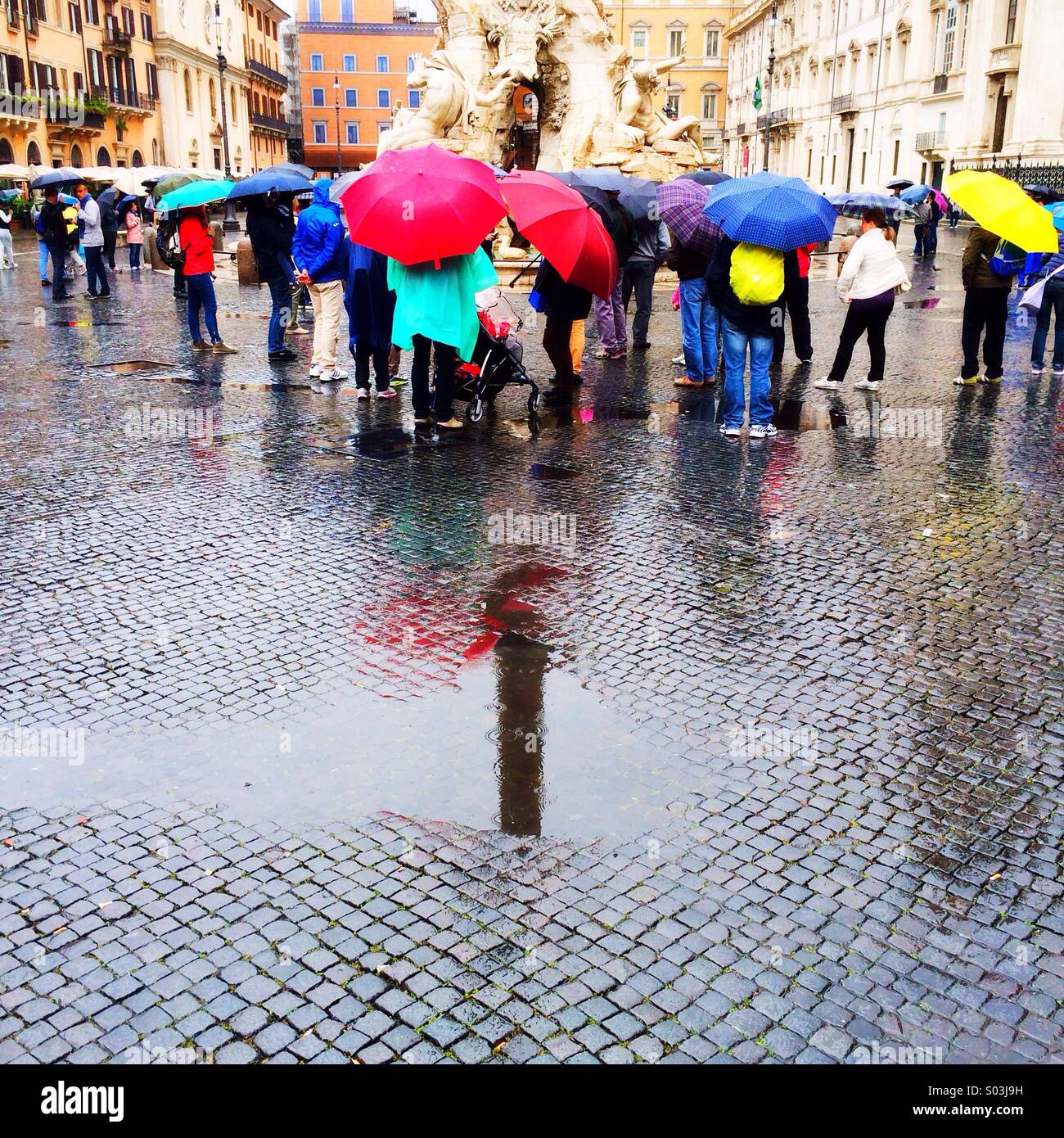 Menschen im Regen mit bunten Sonnenschirmen, Piazza Navona, Rom, Italien, Europa Stockfoto