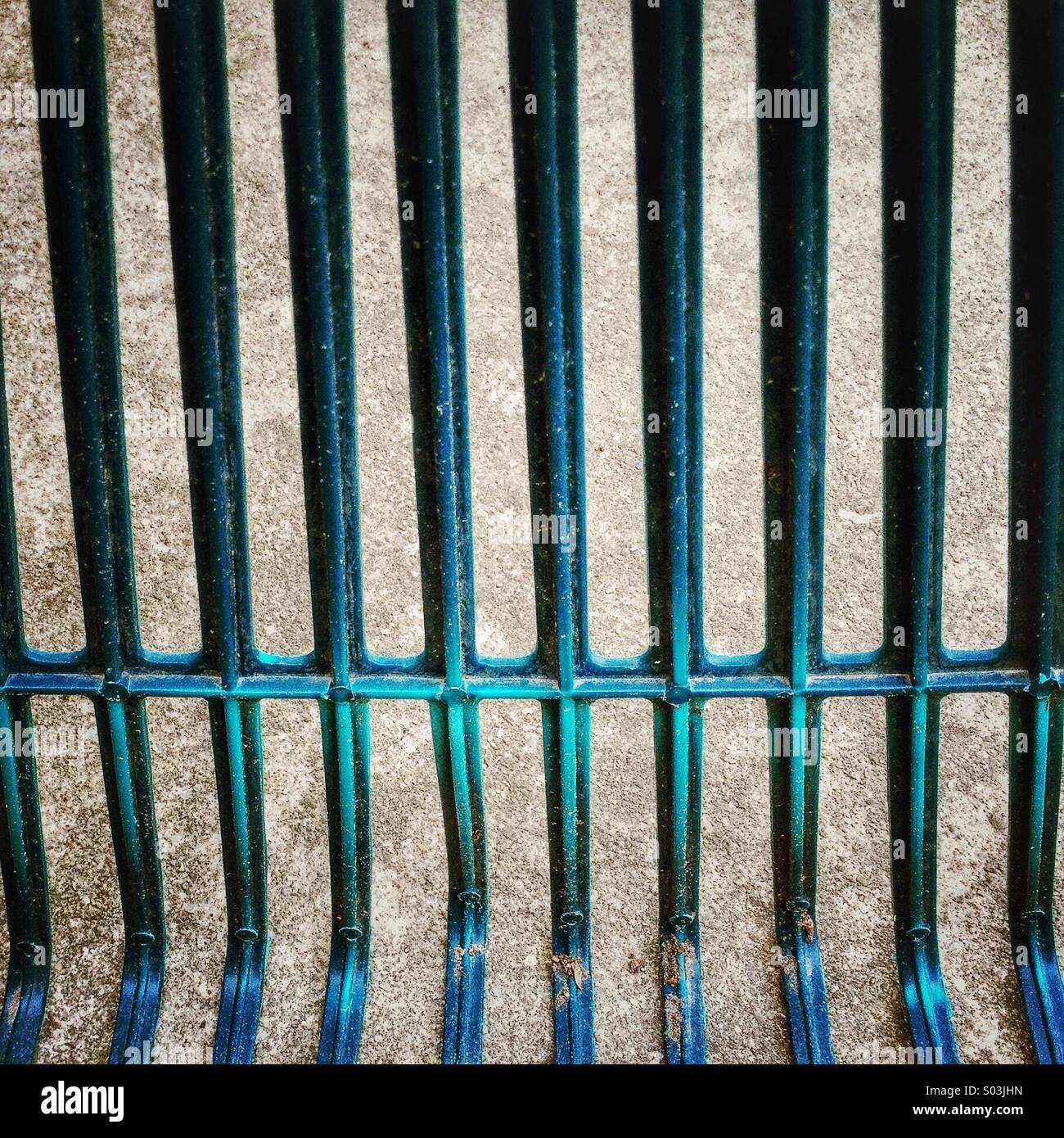 Makro-Zusammenfassung der grünen oder blauen Rasen Rechen sah aus wie Gefängnis Bars. Stockfoto