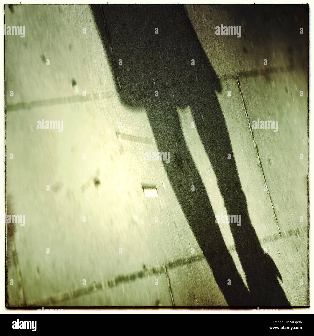 Schatten einer Person auf der Straße Stockfoto
