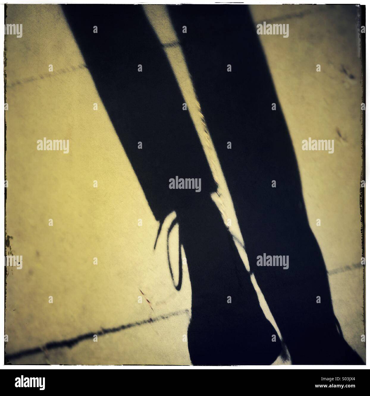 Schatten von Fuß zu Fuß auf der Straße in Barcelona - Smartphone-aufgenommenes Stockfoto