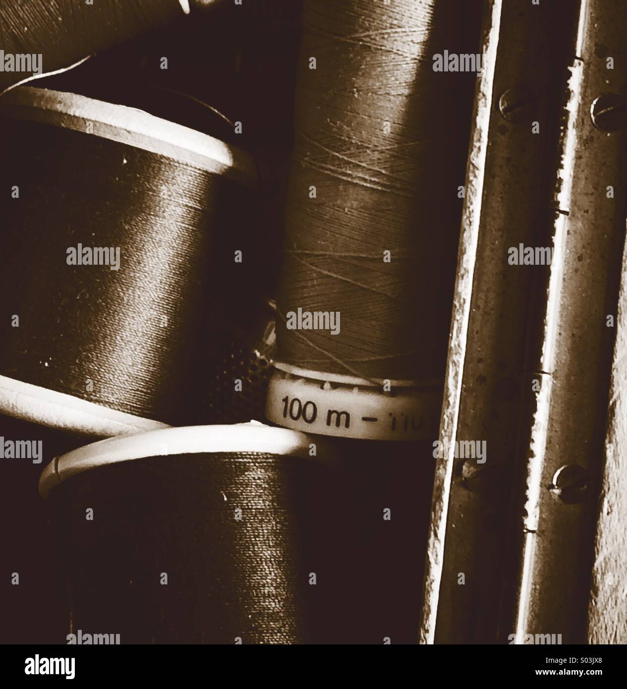 Detail der Cotten Rollen in 1950er Jahren Nähkästchen - Smartphone-aufgenommenes Stockfoto