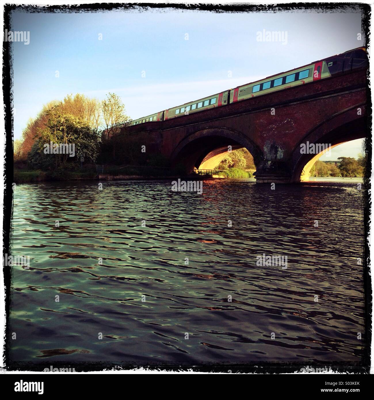 Zug auf der Brücke über den Fluss Themse in Moulsford, Oxfordshire UK Stockfoto