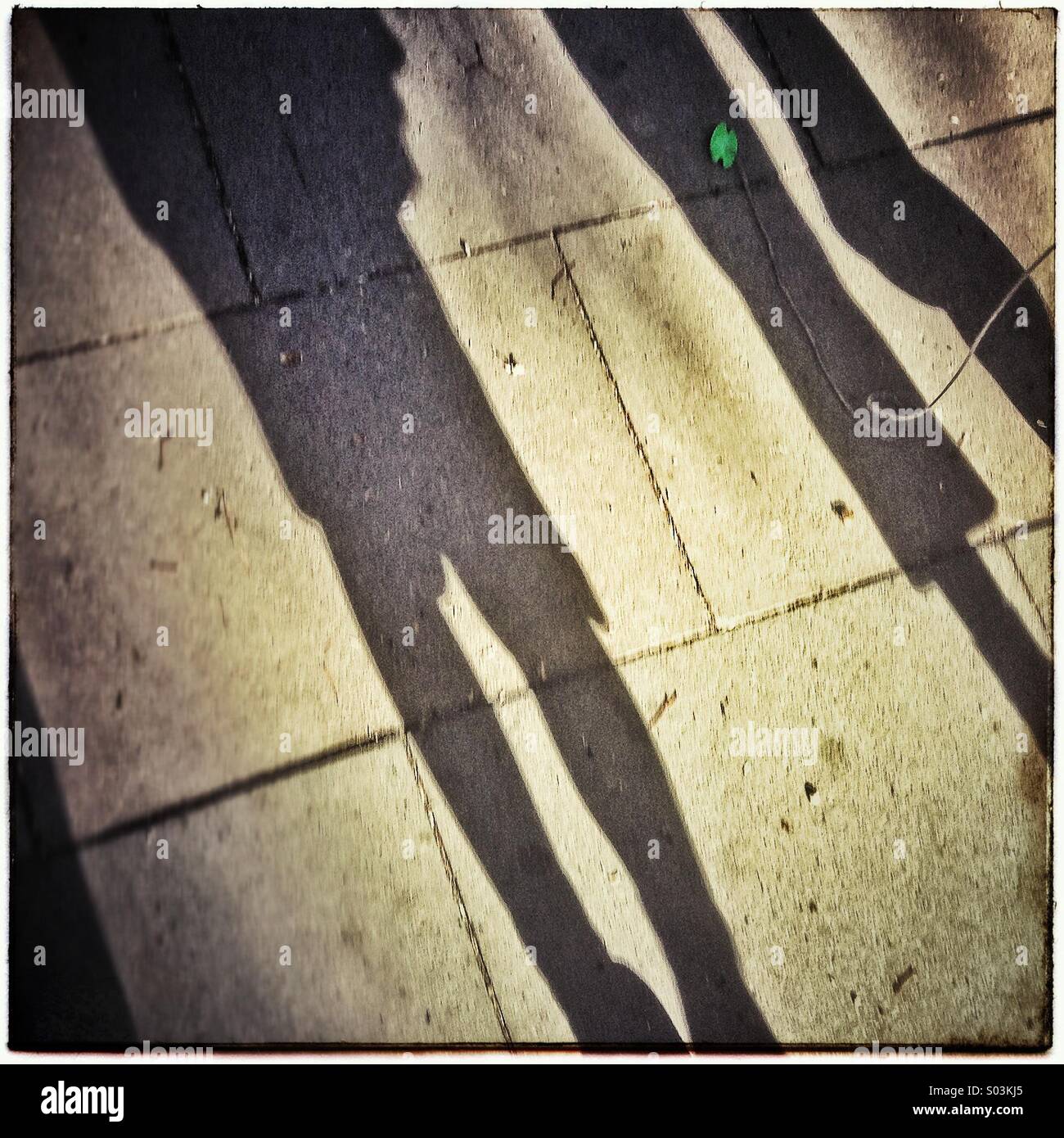 Zwei menschliche Schatten auf der Straße Stockfoto