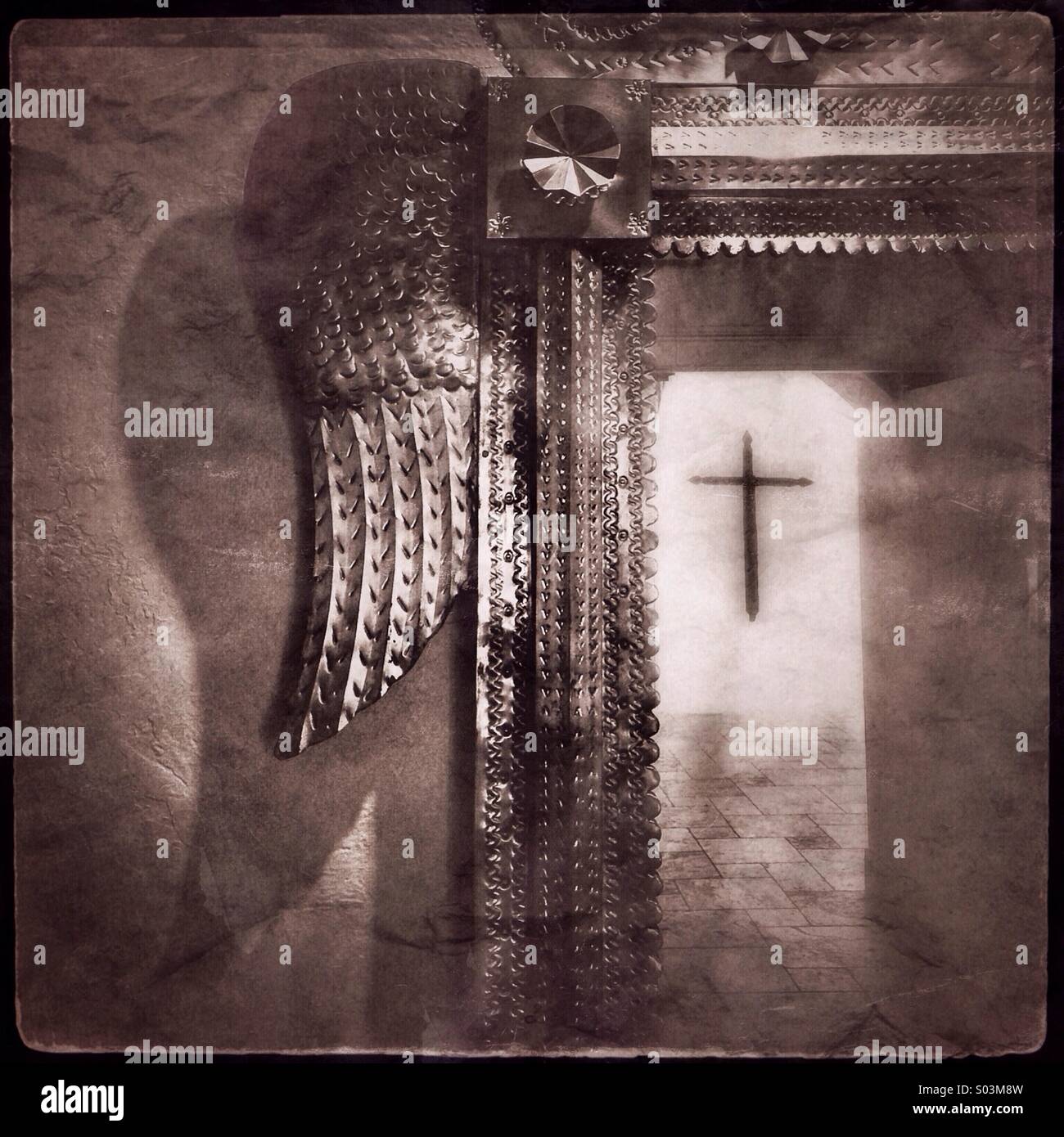 Kreuz hängend an der Wand reflektiert in einem Santa Fe Stil Zinn Spiegel - Smartphone-aufgenommenes Stockfoto