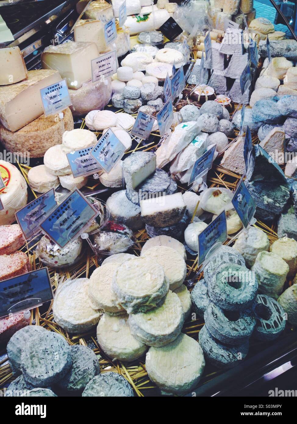 Französischer Käse auf einem Käse-Geschäft. Stockfoto