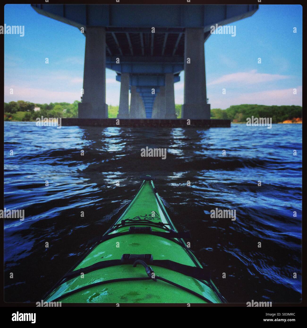 Kajak und Brücke Stockfoto