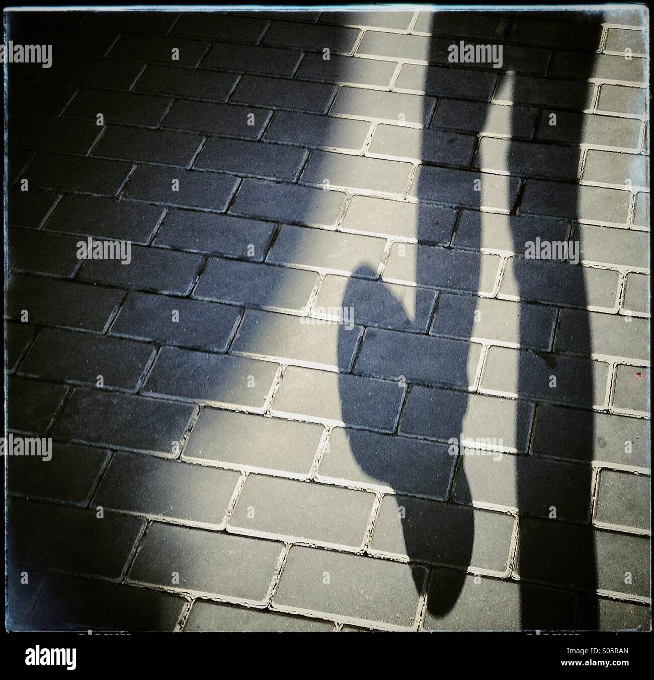 Schatten eine Fußgängerzone zu Fuß auf der Straße in Barcelona - Smartphone-aufgenommenes Stockfoto