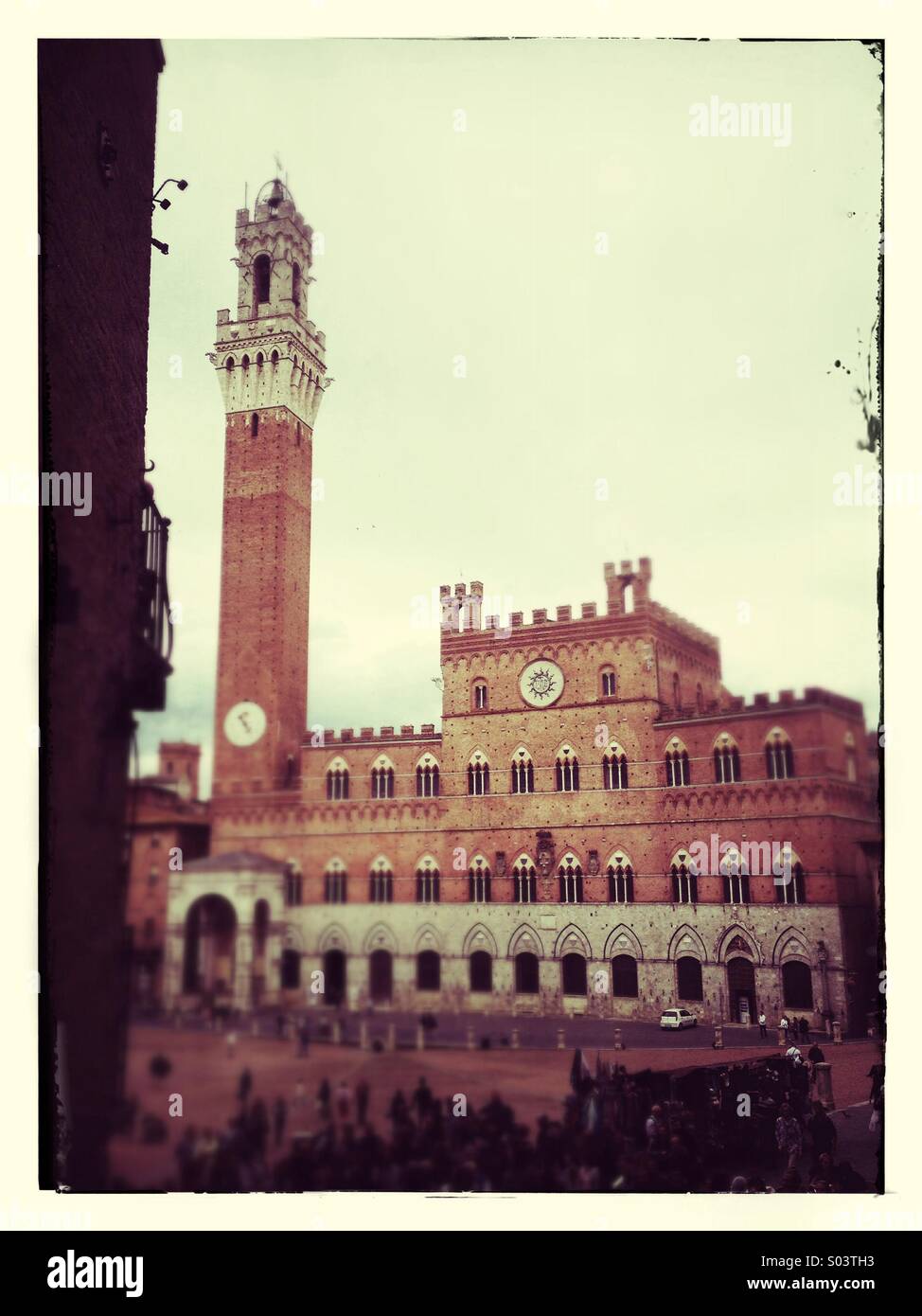 Torre del Mangia und Palazzo Pubblico in Piazza del Campo in Siena, Toskana, Italien Stockfoto