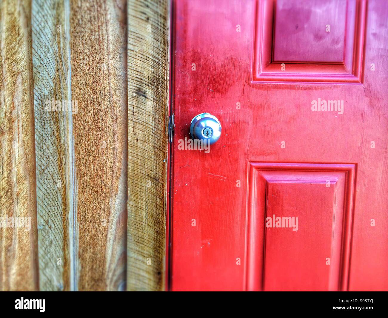 Rote Tür Holz Wand. Stockfoto