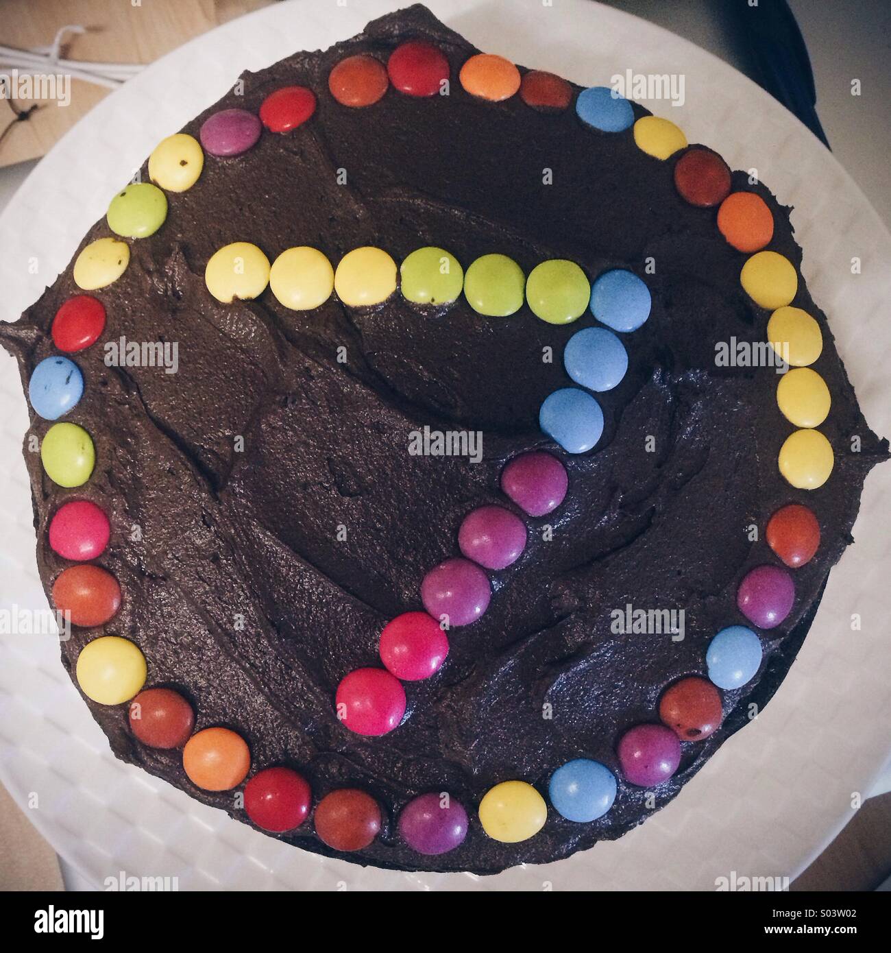 Feiert ein wenigen sieben jährigen 7. Geburtstag mit einer Schokolade