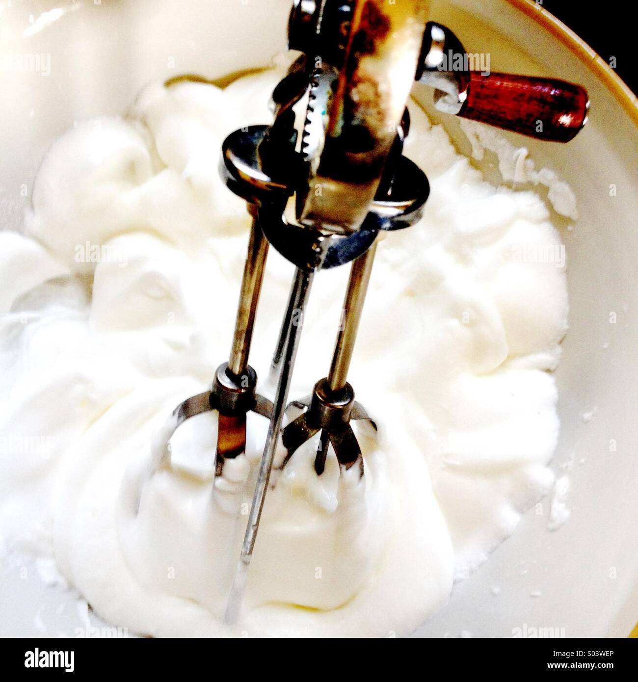 Hand-Schneebesen mit Baiser-Mischung Stockfoto