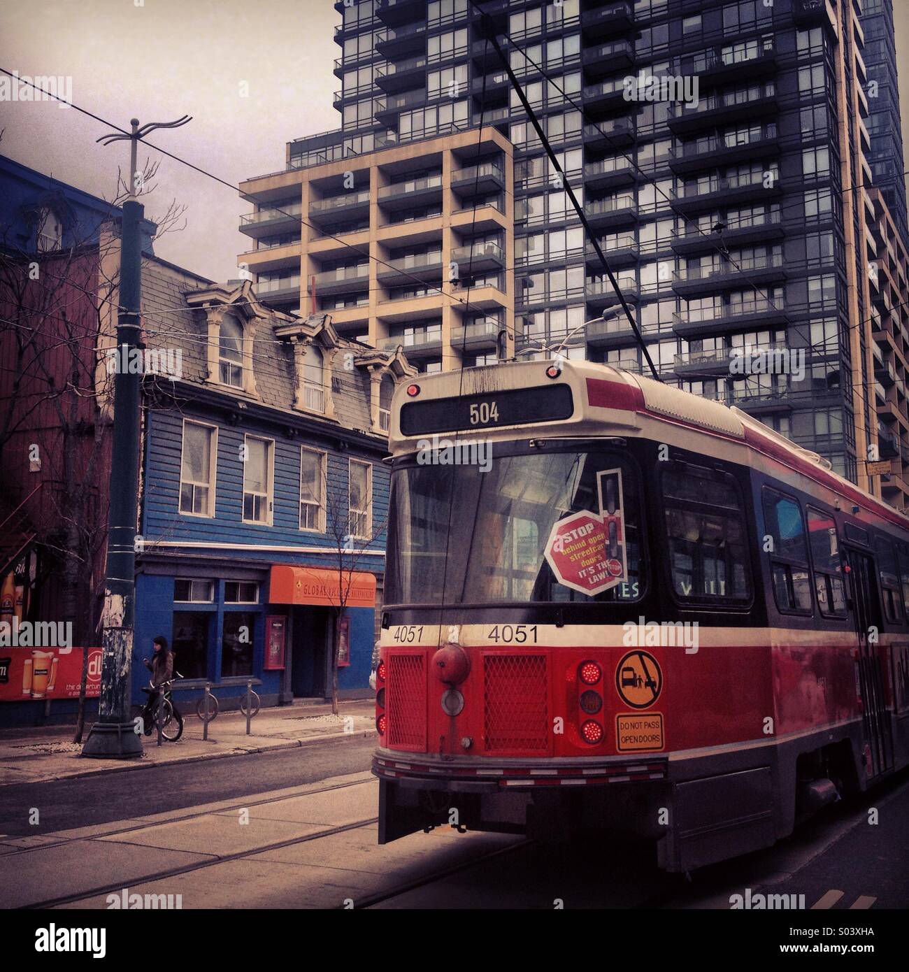 Straßenbahnwagen mit Alter und neuer Architektur Gebäude, Toronto, Kanada Stockfoto