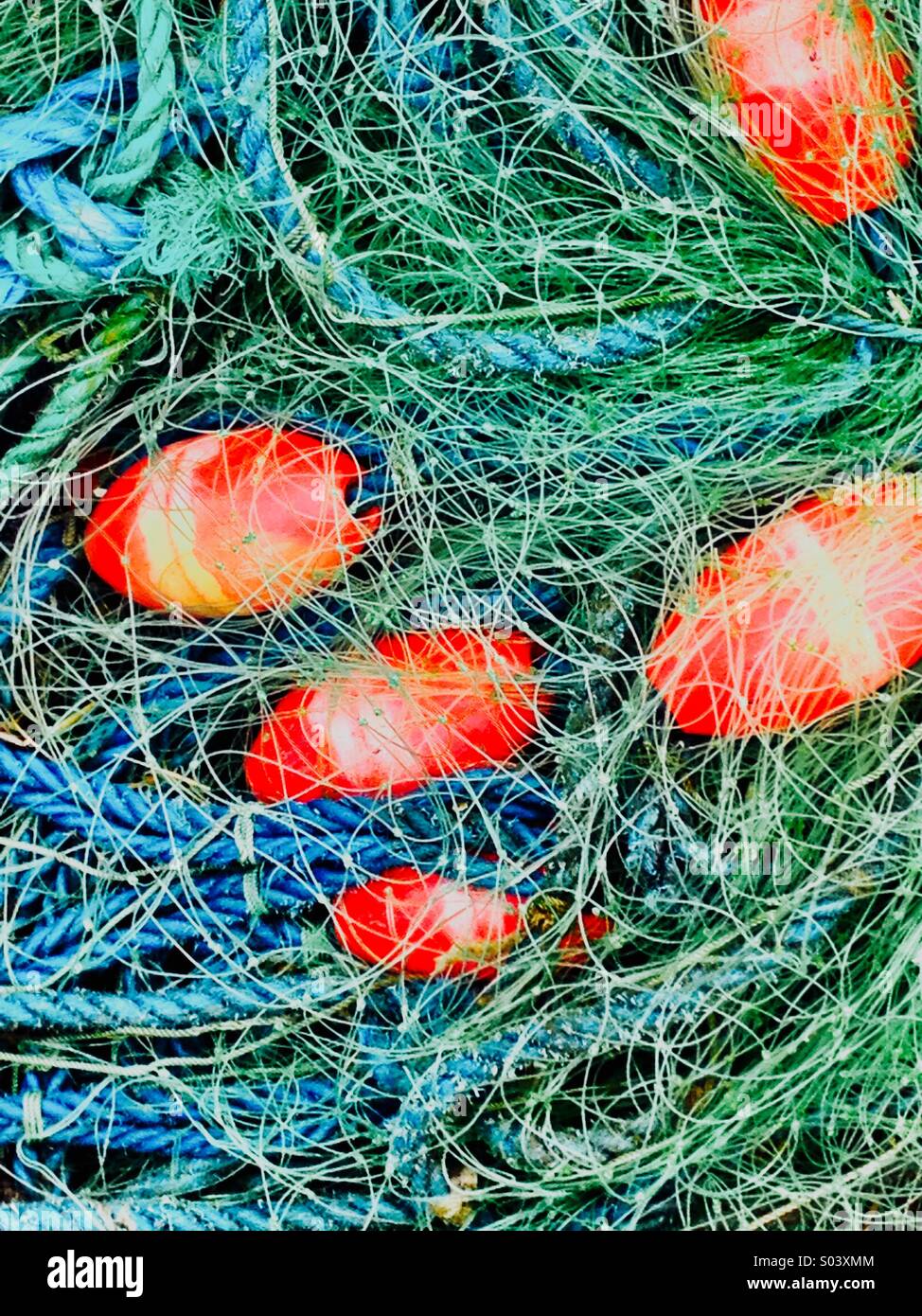 Fischernetz und Schwimmer - Smartphone-aufgenommenes Stockfoto