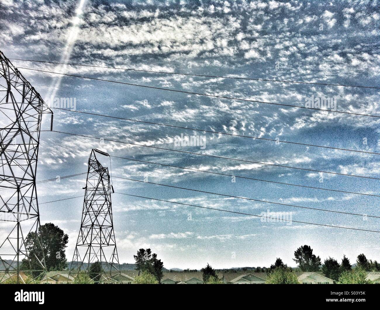 Powerlines mit Wolken. Stockfoto