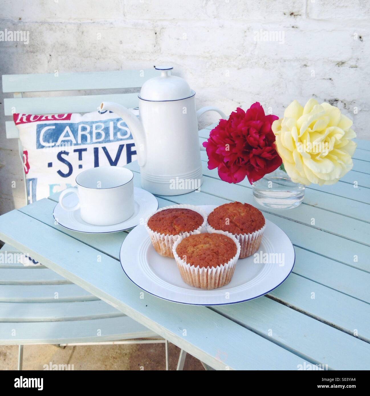 Tea-Time zu Hause mit selbstgebackenen muffins Stockfoto