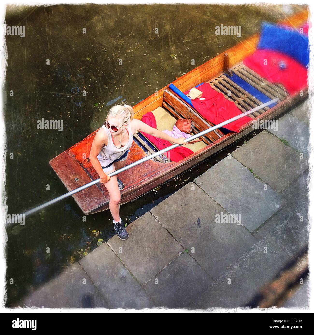 Frau, Bootfahren, Cambridge UK Stockfoto