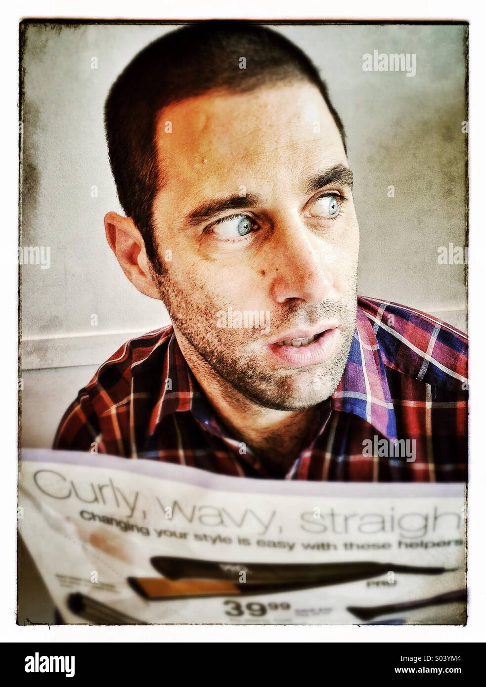 Mann liest Zeitung Stockfoto