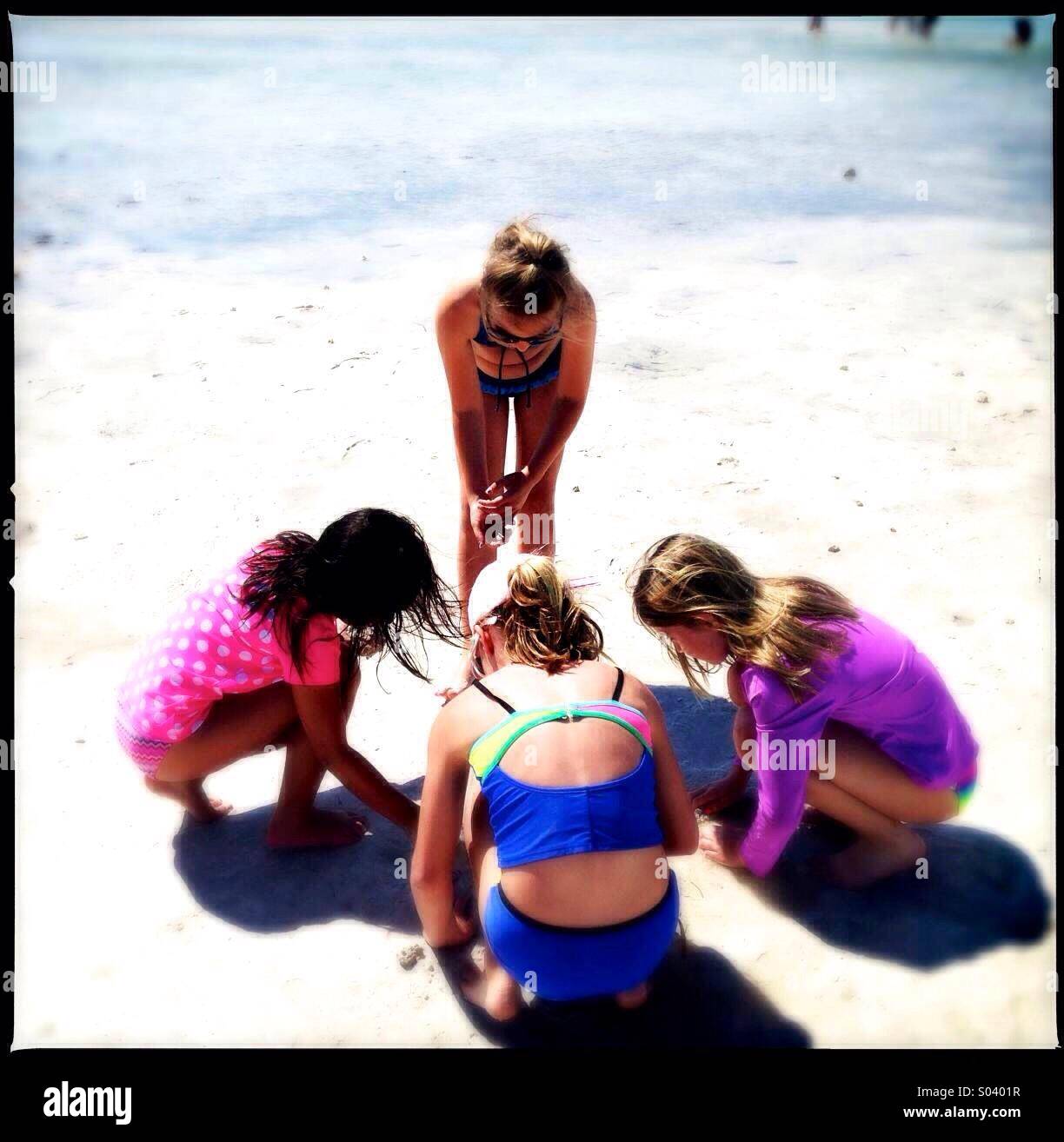 Mädchen spielen im sand Stockfoto