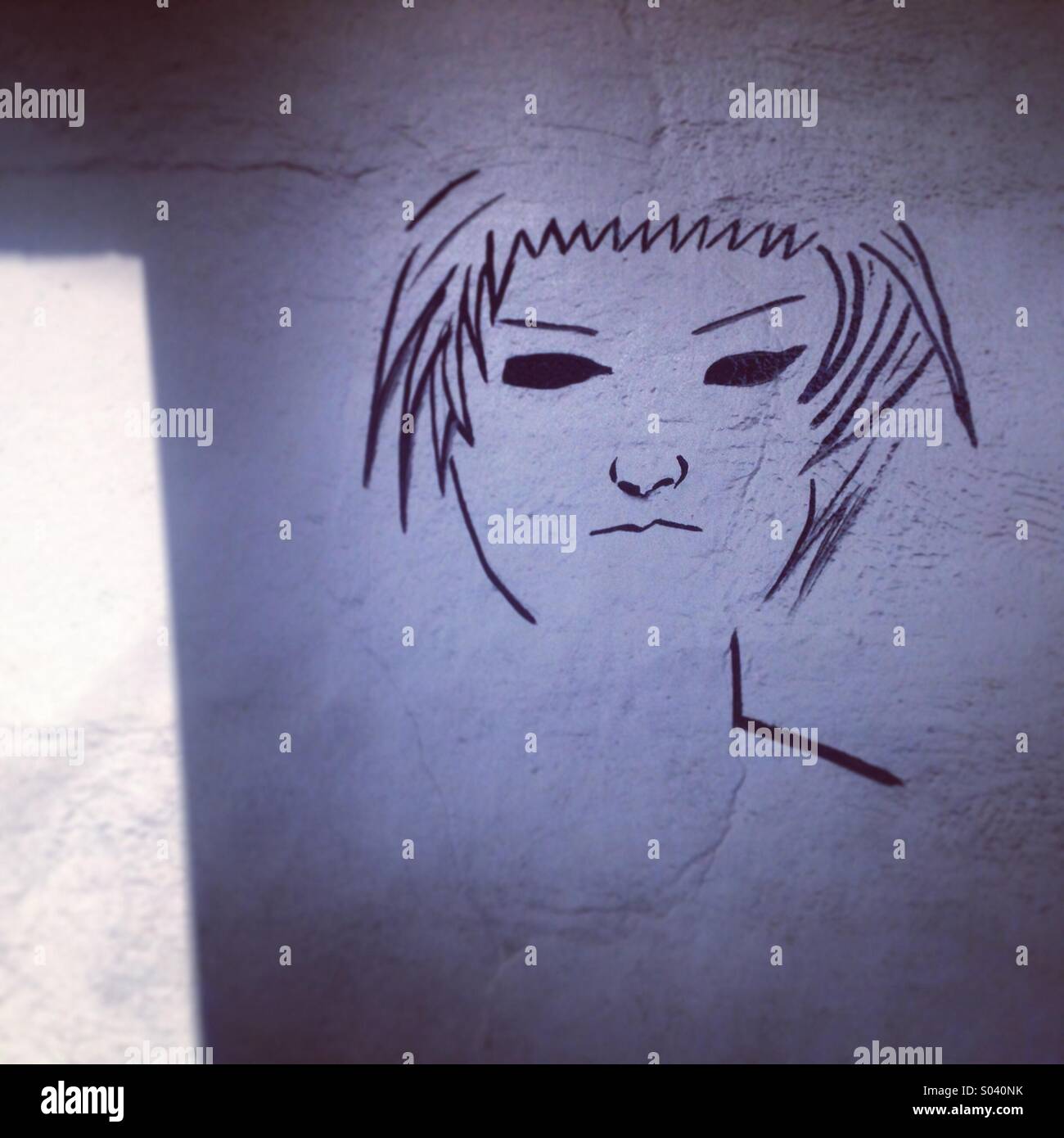 Die Form der Zeichnung Kinderschminken an einer Straße Wand auf dem Farbton in Colonia Roma, Mexiko-Stadt, Mexiko - Smartphone-aufgenommenes Stockfoto