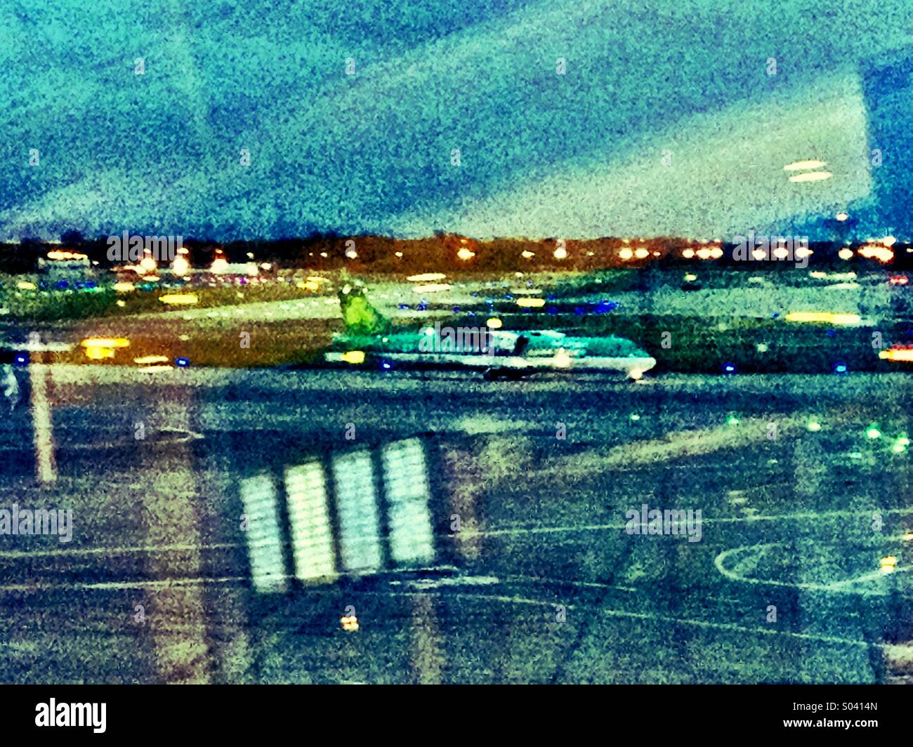 Dublin Airport Nacht Reflexionen Stockfoto