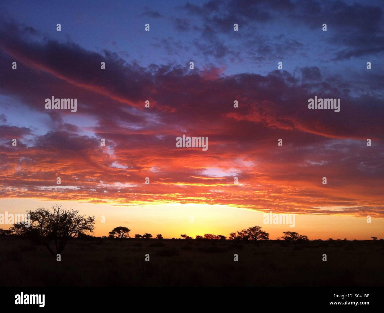 Sonnenuntergang mit Wolken im Kalahari-Wüste, namibia Stockfoto