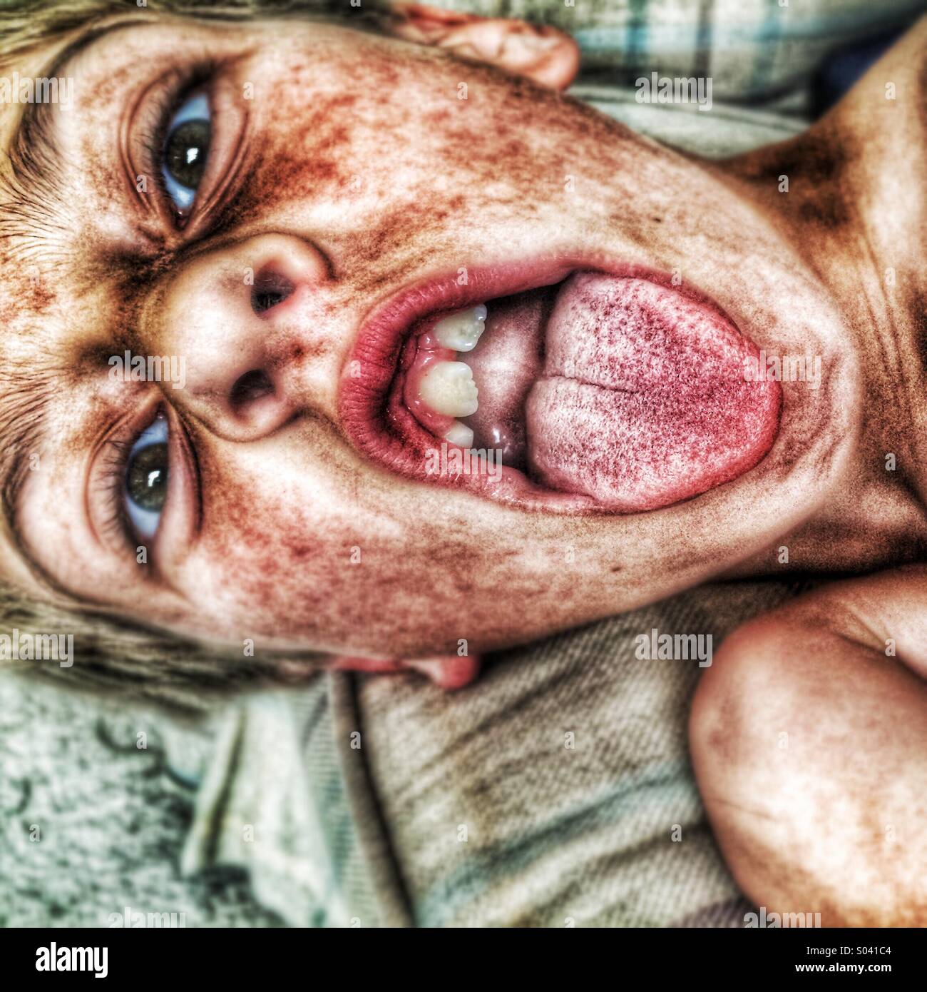 Ein Junge mit seiner Zunge heraus! Stockfoto