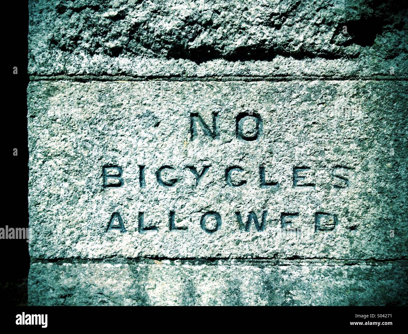 Keine Fahrräder erlaubt Zeichen in Stein. Stockfoto