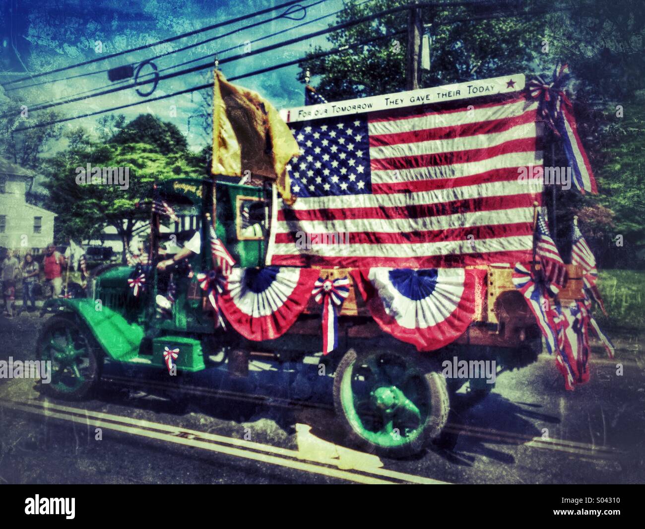 Alter Lkw mit amerikanischen Flaggen geschmückt, während Memorial Day Parade Stockfoto